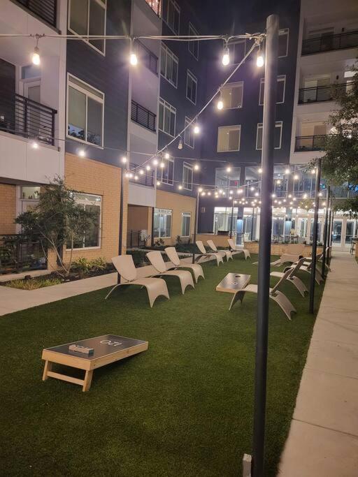 Beautiful On Riverwalk King W Free Parking Pet Friendly Centrally Located On The Riverwalk Apartamento