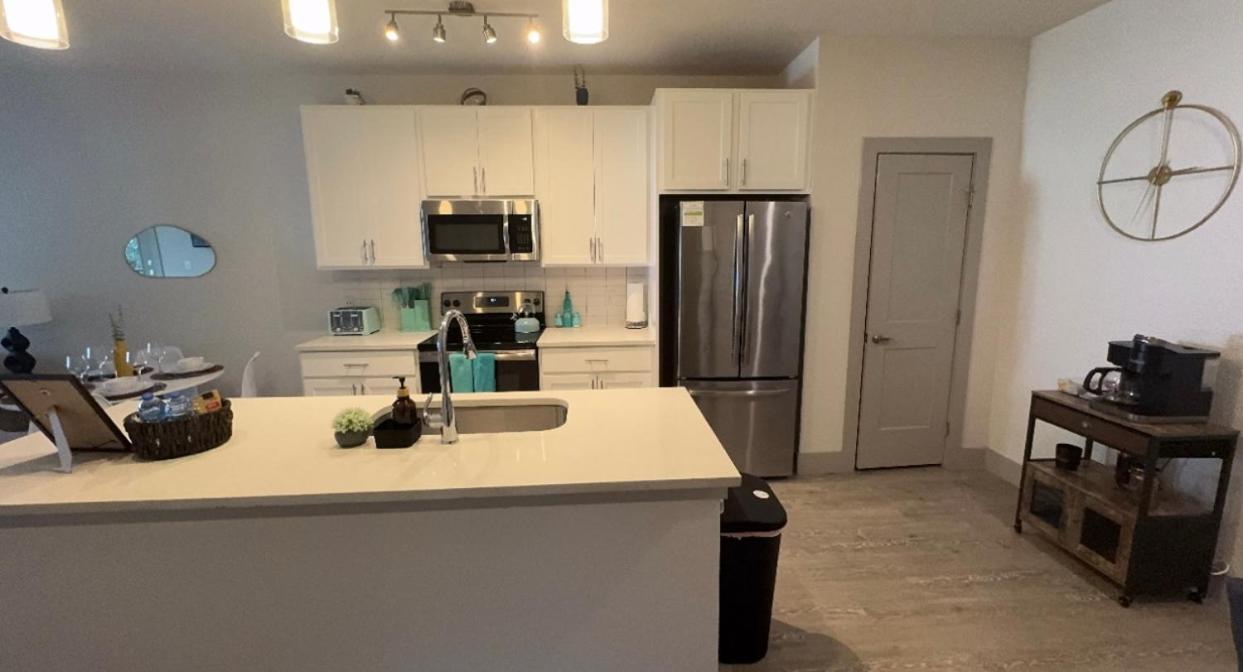 Beautiful On Riverwalk King W Free Parking Pet Friendly Centrally Located On The Riverwalk Apartamento *